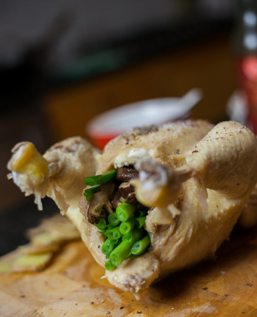 Nấm kết hợp với gà vốn là cặp đôi hoàn hảo với nhau. Gà nhồi nấm tươi sau đó vào nồi hấp cách thủy tới khi gà chín để giữ trọn vẹn vị ngọt thịt gà là lựa chọn số 1 để đổi bữa trong ngày se lạnh. Ảnh: Nấu ngon.