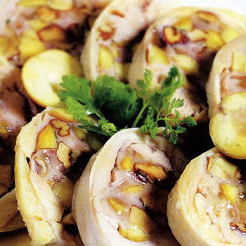 Gà nhồi hạt dẻ cũng là món ăn ngon tuyệt có một không hai. Ảnh: Mẹ quê.