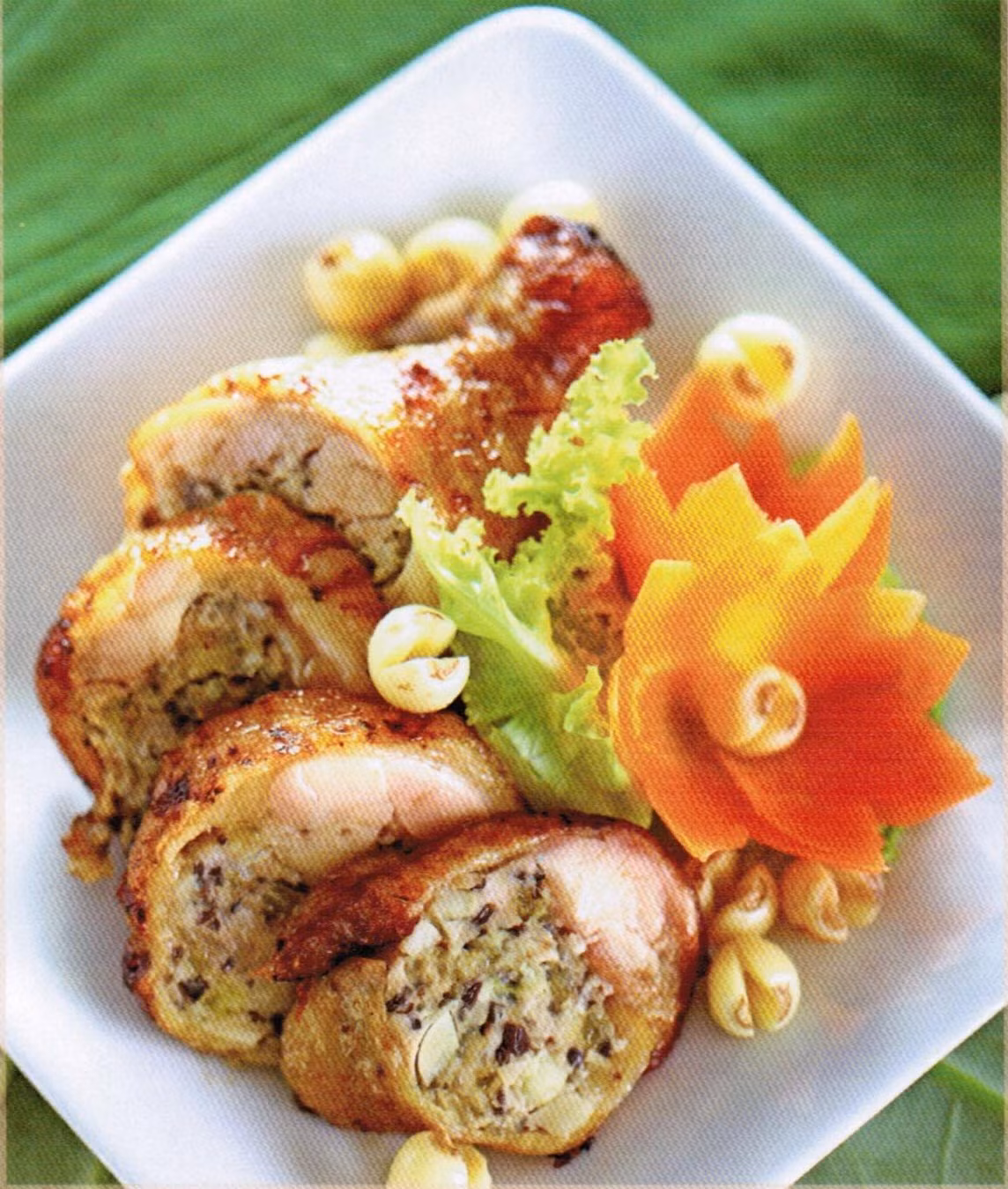 Hạt dẻ bùi bụi, ngọt ngọt ngấm vị thịt gà béo ngậy là món gà ngon bạn không nên bỏ lỡ. Ảnh: VN thư quán.