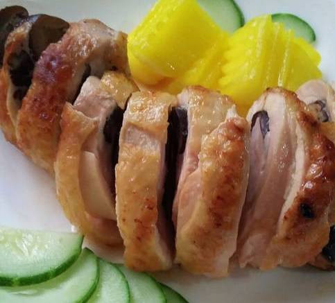 Gà nhồi trứng cuộn giò sống nấm hương hấp chín cũng là một lựa chọn tuyệt vời không nên bỏ Ảnh: Nấu ngon.