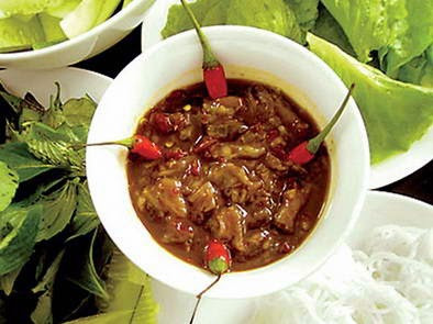 Tiếp đó họ cho lòng cá vào rán lấy mỡ rồi lấy chính mỡ cá để xào lòng cá. Trong quá trình xào bạn hay nêm nếm gia vị vừa miệng là xong. Ảnh: Vào bếp.