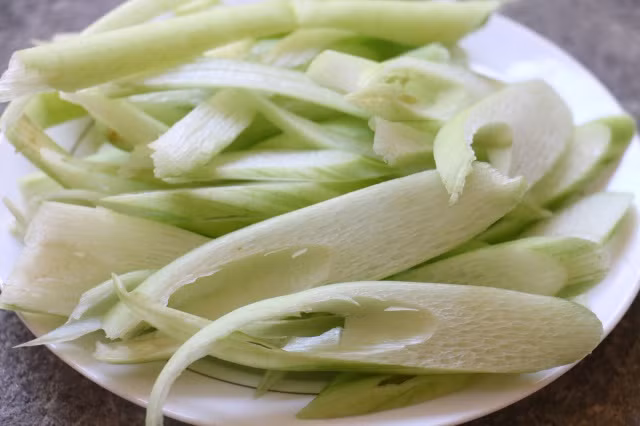 Vì có khả năng thúc đẩy quá trình tiêu hóa chất béo và cholesterol của cơ thể nên bạn có thể uống nước dọc mùng để hỗ trợ chữa bệnh béo phì, giảm huyết áp. Ảnh: Bài thuốc.