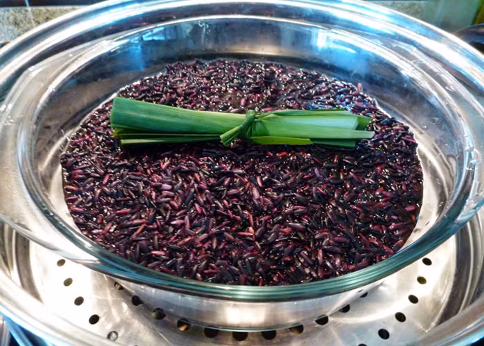 Gạo nếp cẩm giúp bảo vệ hệ thống tim mạch, có lợi cho sự phát triển của xương và trí não trẻ nhỏ.