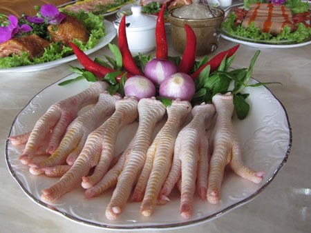 Theo Đông Y, chân gà, da chân gà, xương chân gà và cả gân đều là những thành phần tạo nên vị thuốc quý trong dân gian. Dưới đây là một số bài thuốc từ chân gà tốt cho sức khỏe, bạn có thể tham khảo. Ảnh: Yêu nội trợ.