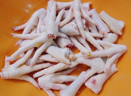 Gân chân gà cũng là một vị thuốc có tên kê cân. Trong Đông y, kê cân có vị ngọt, tính bình, không độc, có tác dụng bổ dưỡng cao, mạnh sinh lực, cường gân cốt. Ảnh: Vào bếp.