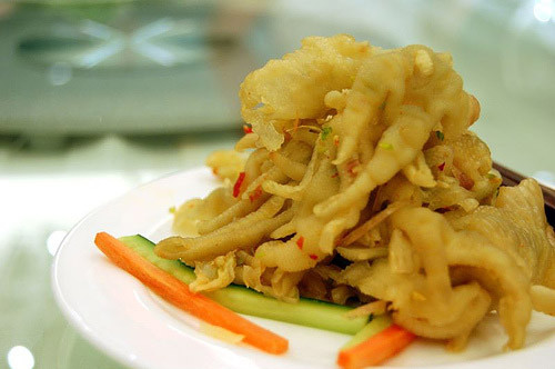 Đặc biệt, da chân gà đốt thành than sau đó tán bột mịn rắc lên vết thương là bài thuốc cầm máu cực kỳ tốt. Ảnh: Món ngon mỗi ngày.