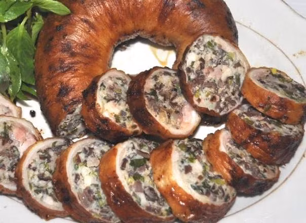 Đuôi lợn nhồi thịt nướng hương vị lạ mắt ngon miệng. Ảnh: Phunutoday.