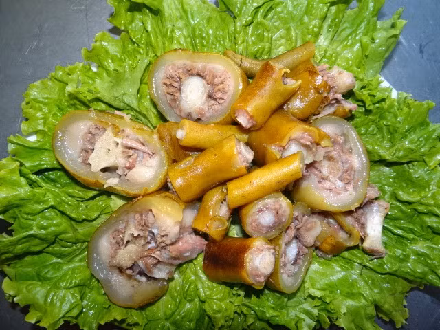 Đuôi bò tơ hầm nhừ chặt chấm mắm gừng cũng là một món ngon tuyêt. Ảnh: Địa điểm ăn ngon.