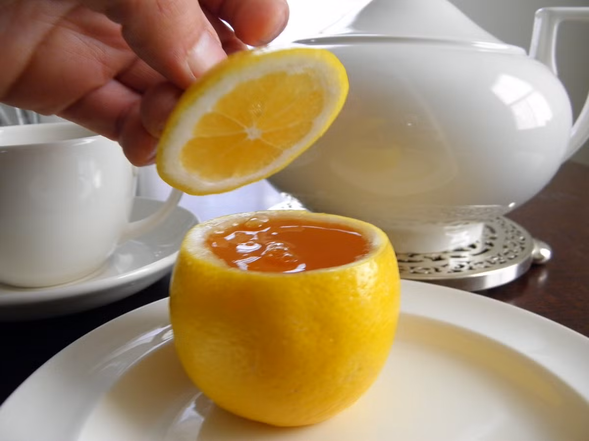 Cách làm khá đơn giản, đầu tiên bạn phải khía lớp vỏ ngoài của quả chanh thành hình múi khế, sau đó đặt quả chanh trong một chén nhỏ, cho thêm một vài thìa mật ong vào chén rồi để mật ong ngấm vào quả chanh tiết ra nước. Ảnh: Bài thuốc vn.