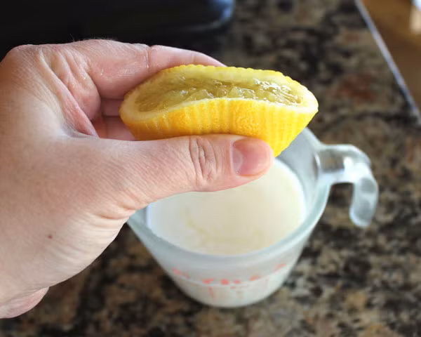 Sau 4 giờ, bạn hãy lấy nước chanh mật ong này ngậm và nuốt dần trị bệnh. Ảnh: Bài thuốc vn.