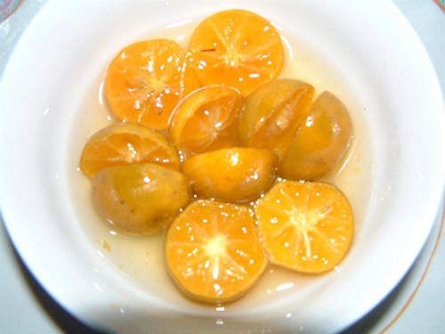 Mật ong hấp quất chữa khản giọng, mất tiếng cũng rất nhanh. Bạn cần lấy quả quất xanh, rửa sạch, bổ đôi, bỏ hạt. Cho vào bát, đổ mật ong ngập phần quất, trộn đều sau đó cho vào nồi hấp khoảng 60 phút thì lấy ra dùng thìa mài quất quyện với mật ong thành dung dịch siro là được. Bạn có có thể dùng cả siro lẫn miếng quất để ngậm nuốt trị bệnh. Ảnh: Vndoc. (Thông tin trong bài thuốc mang tính chất tham khảo, khi sử dụng vui lòng tham khảo ý kiến bác sĩ.)