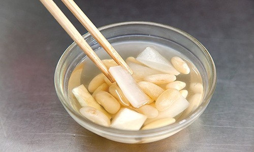 Củ cải sống rửa sạch, vắt lấy nước, sau đó thêm vài lát gừng giã lấy nước để uống ngày 3 lần, sau 2 ngày sẽ khỏi khản tiếng. Ảnh: Bài thuốc việt.