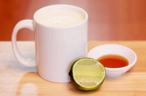 Mật ong và chanh tươi chữa khản tiếng. Khi bạn kết hợp chanh tươi với mật ong sẽ tạo nên bài thuốc tuyệt vời giúp giảm triệu chứng của các bệnh về họng như viêm họng, khản tiếng, đau rát họng... Ảnh: Bài thuốc vn.