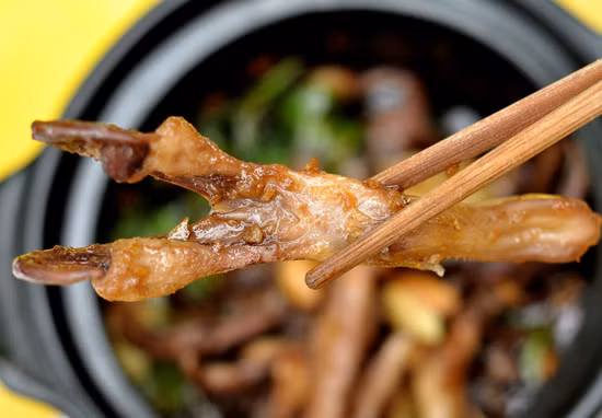 Để thực sự thưởng thức được hết độ ngon của món này, bạn phải khéo léo tách để lấy và ăn được những thứ tinh túy và bổ dưỡng nhất từ bên trong chiếc đầu vịt và mắt vịt. Ảnh: VTC News.