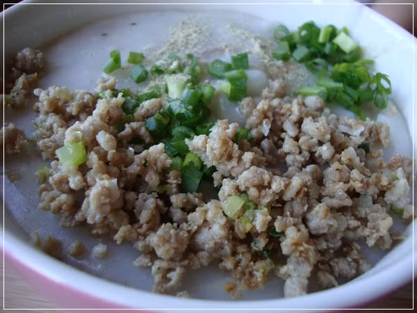 Cháo thịt băm cũng là một gợi ý món ăn sáng không tồi. Để tiết kiệm thời gian trước khi đi ngủ bạn có thể cho gạo vào nồi cơm điện đổ nước vừa đủ để nấu cháo. Sáng hôm sau bạn chỉ cần nêm gia vị vào cháo trắng, xào thịt băm ăn cùng là xong. Ảnh: Báo phụ nữ.