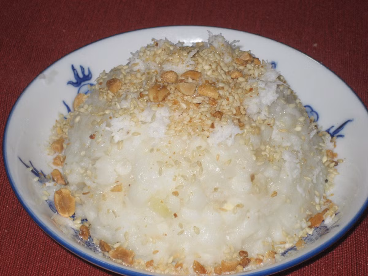 Với hàm lượng dinh dưỡng và calo cao trong gạo nếp nên ăn xôi vào buổi sáng sẽ giúp bạn no lâu hơn và giúp giữ nhiệt, làm ấm cơ thể cũng tốt. Ảnh: Vào bếp.