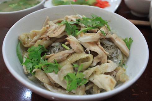  Miến trộn gà xé: Với món ăn này người ta thường luộc gà sau đó xé thành sợi rồi trộn cùng miến sao cho vị vừa miệng nhất. Ảnh: Cá kho làng Vũ Đại.