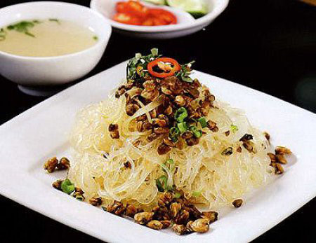 Món miến xào hến là lựa chọn tuyệt vời cho những người không thích ăn các loại thịt đỏ. Ảnh: Báo mới.