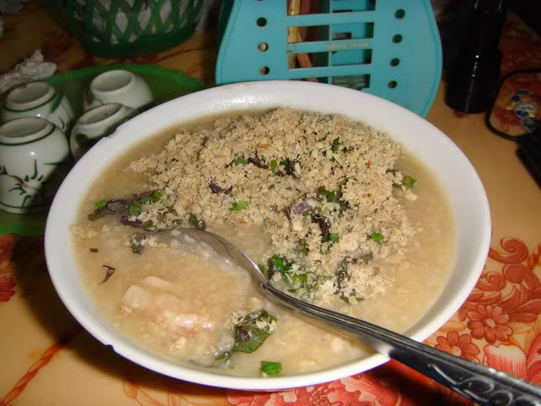 Món này có mùi béo ngậy, thơm, cay và đặc biệt pha chút vị đắng, đặc trưng của củ Ấu Tẩu.