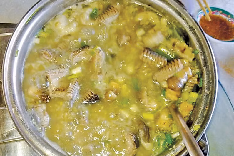 Cháo rắn hổ đất Đồng Tháp: Món này có cách nấu khá cầu kỳ. Đầu tiên người ta phải làm sạch thịt rắn, chặt khúc sau đó cho vào nồi cháo ninh nhừ tới khi thịt mềm.