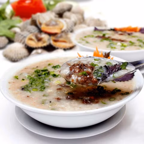 Cháo có vị béo ngậy, ngọt đậm tươi nguyên vị biển cả. Món cháo đặc sản này là một trong những món ăn không nên bỏ lỡ khi tới Nha Trang.