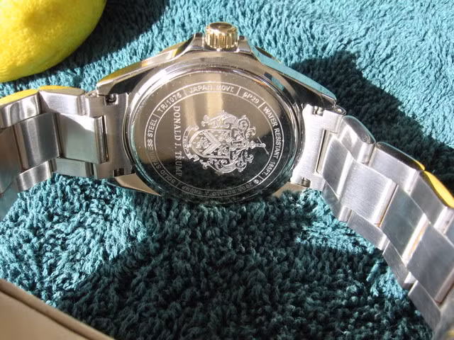 Mặt sau của chiếc đồng hồ Trump Diamond. Ảnh: Ablogtowatch.