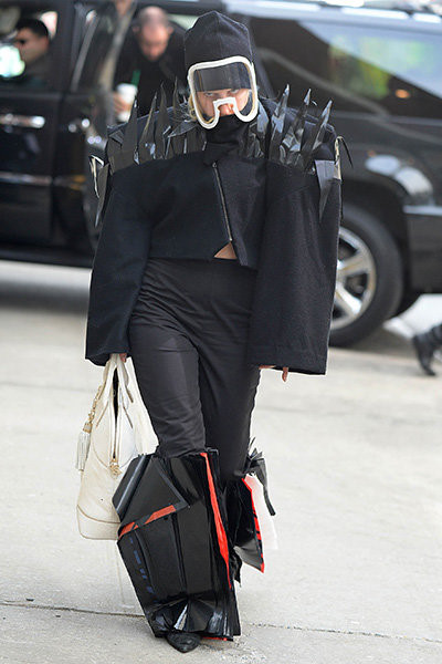 Bạn có nhận ra nữ ca sĩ nổi tiếng thế trong bộ đồ không tưởng này...?