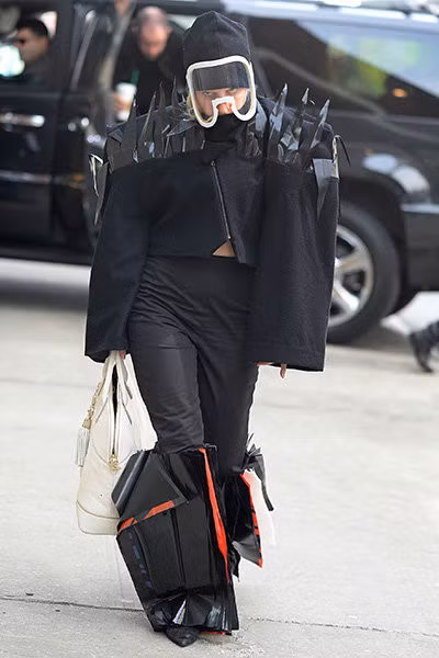 Bạn có nhận ra nữ ca sĩ nổi tiếng thế trong bộ đồ không tưởng này...?