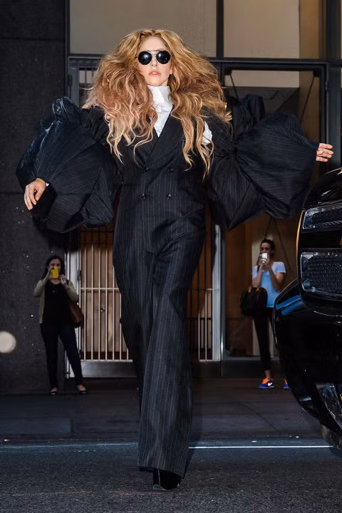 Bộ vest sành điệu với hai ống tay khổng lồ có một không hai.