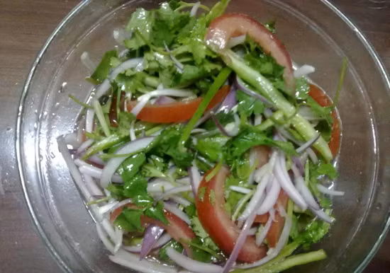 Bên cạnh kết hợp dầu dừa với các loại đồ uống và tráng miệng bạn có thể dùng dầu dừa trộn salad để mang lại hương vị mới lạ cho món ăn. Ảnh: Món ngon mỗi ngày.