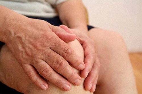 Người bị bệnh phong tê thấp thường hay nhức mỏi gối, khó tiêu, nóng bụng có thể dùng giá đậu đen tẩm với giấm rang vàng tán bột uống lẫn trước khi ăn mỗi ngày. Ảnh: Sống khỏe.