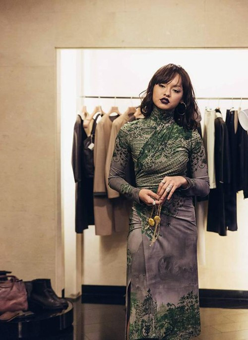 Mai Ngô vẫn duy trì phong độ xấu lạ khi diện những mốt thời trang không giống ai. Ảnh: Zing.