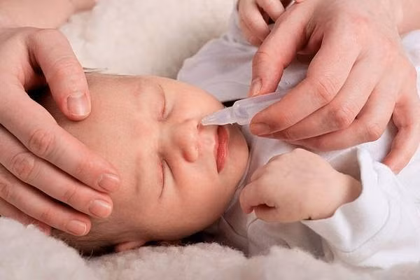 Nhỏ mũi bằng nước muối sinh lý cho bé hàng ngày cũng là việc làm sai lầm gây hại cho bé. Ảnh: Pinterest.