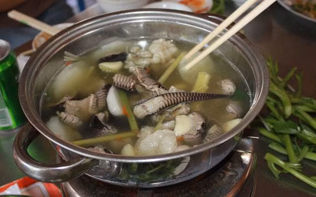 Món lẩu rắn sống: Đây là món ăn quen thuộc ở miền Tây những có thể khiến chị em khóc thét. Ảnh: Món ngon miền Tây.