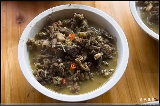 Những người từng thưởng thức món ăn này miêu tả, nước lẩu trước khi đun lên có mùi cỏ thối. Khi ăn, mọi người cho thêm thịt bò và những nguyên liệu khác vào nồi, lúc này hương vị chuyển sang mùi phân bò đặc trưng.