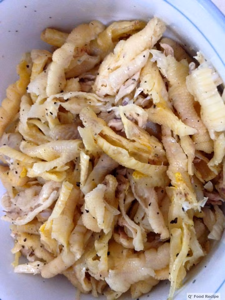 Có người còn dùng xương và da chân gà với da trâu đốt thành than để cầm máu. Ảnh: Food Recipe.