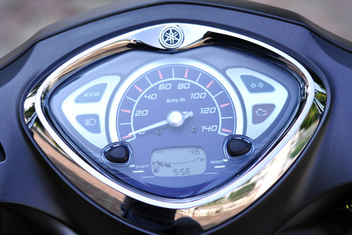 Mặt đồng hồ của Yamaha Acruzo 125 được thiết kế khá bắt mắt với một đường viền kim loại mạ chrome. Bên trong, những thông số cơ bản như nhiên liệu, tốc độ, đèn báo chuyển hướng, giờ, đèn báo ECO và chức năng đo quãng đường hành trình (Trip) được sắp xếp dễ nhìn.