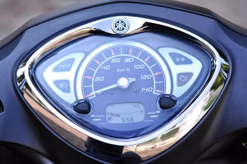 Mặt đồng hồ của Yamaha Acruzo 125 được thiết kế khá bắt mắt với một đường viền kim loại mạ chrome. Bên trong, những thông số cơ bản như nhiên liệu, tốc độ, đèn báo chuyển hướng, giờ, đèn báo ECO và chức năng đo quãng đường hành trình (Trip) được sắp xếp dễ nhìn.