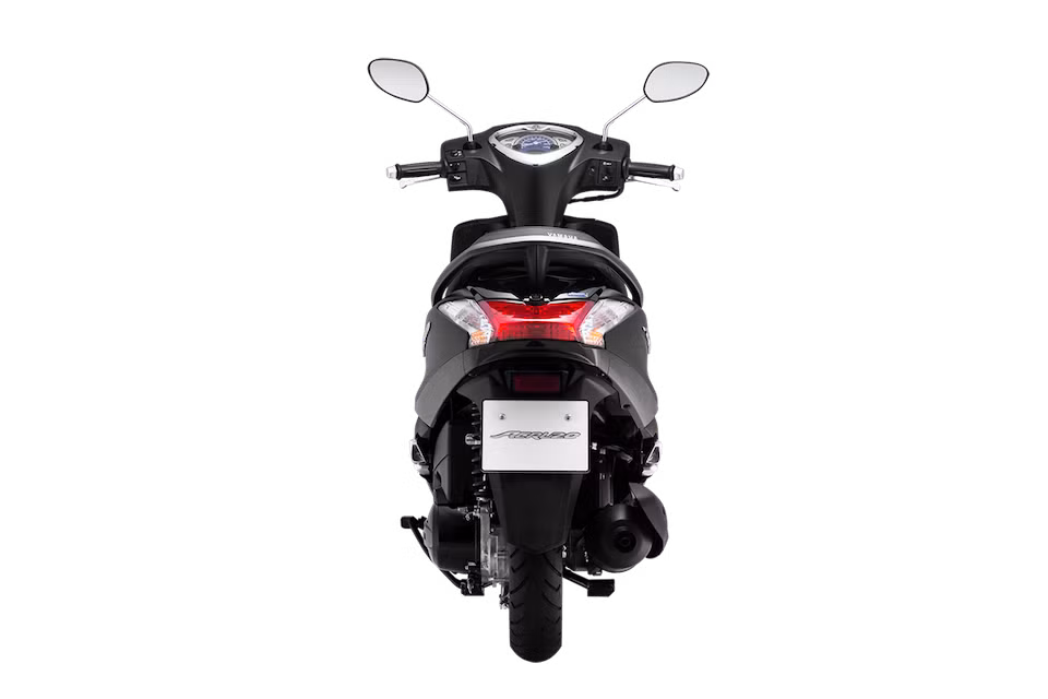 Đuôi xe nổi bật với cụm đèn hậu dạng to bản lớn, đi kèm là cặp đèn xi-nhan nối liền nằm đối xứng ôm lấy đèn hậu tạo nên một khối thống nhất, trong khi đó phần tay nắm của xe được nhô cao.