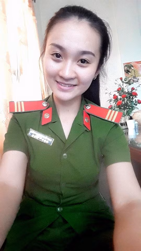 Phương Thảo sở hữu chiều cao 1m68, thân hình cân đối và có khuôn mặt mộc khá xinh đẹp, mang nhiều nét già dặn hơn tuổi 23 của mình.