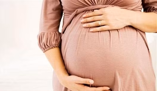 Lam hai nhan vien co bau, Bi thu Lang Co toi gi?