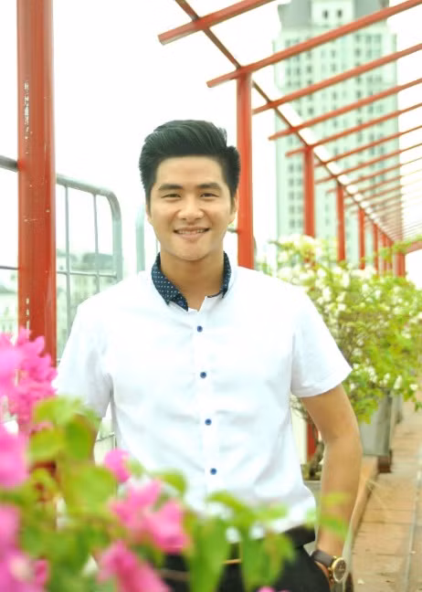 Thầy giáo hot boy sở hữu khuôn mặt bảnh trai, đôi mắt biết cười và thân hình, vóc dáng rất chuẩn. Thầy An cao 1m80 và khiến nhiều nam, nữ sinh phải đổ rạp về sự vui tính, hài hước.