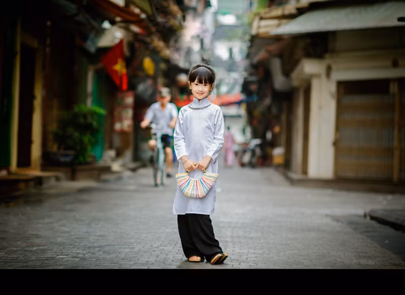 Mới 6 tuổi nhưng với nét hồn nhiên, duyên dáng của mình, bé Gia Hân đã tạo nên nét đặc trưng trong bộ ảnh của phó nháy Anh Lã. Ý tưởng chụp ảnh phố cổ với mẫu nhí xuất hiện bất ngờ, không có chủ định trước nhưng phó nháy Anh Lã đã mang đến những bức ảnh tạo ra cảm xúc cho người xem từ chính sự đơn giản.