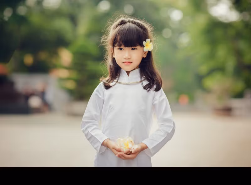 Ngắm bé Gia Hân xinh xắn, hồn nhiên và duyên dáng trong tà áo dài.