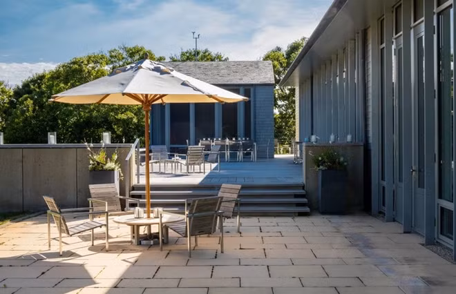 Một sân bóng rổ, sân tennis được thiết kế trong khuôn viên biệt thự sang trọng.