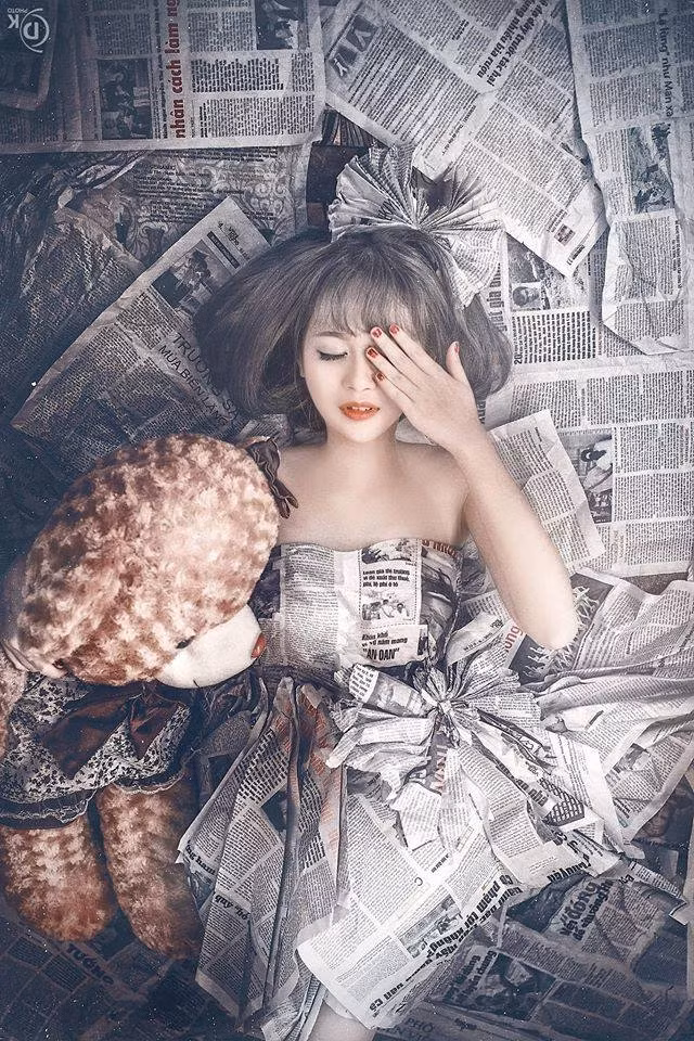 Bộ ảnh mới của hot girl Mờ Naive với tạo hình, màu sắc ấn tượng vừa được một số diễn đàn nổi tiếng chia sẻ. Trong bộ ảnh Mờ Naive diện một bộ váy làm bằng giấy báo đẹp mắt, ấn tượng và kích thích trí tò mò của dân mạng. Ảnh: DK Manip.