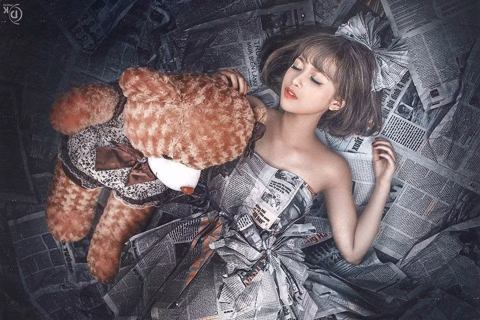 Minh Lễ cho biết bộ váy mà Mờ Naive mặc trong bộ ảnh do chính tay anh thiết kế và làm bằng tay toàn bộ. Xuất phát từ ý tưởng tạo hình một cô nàng búp bê, để độc đáo, ấn tượng hơn, Minh Lễ đã nghĩ đến việc thay vì sử dụng những bộ váy búp bê thông thường, anh sẽ làm váy bằng giấy báo và để người mẫu mặc được lên người.