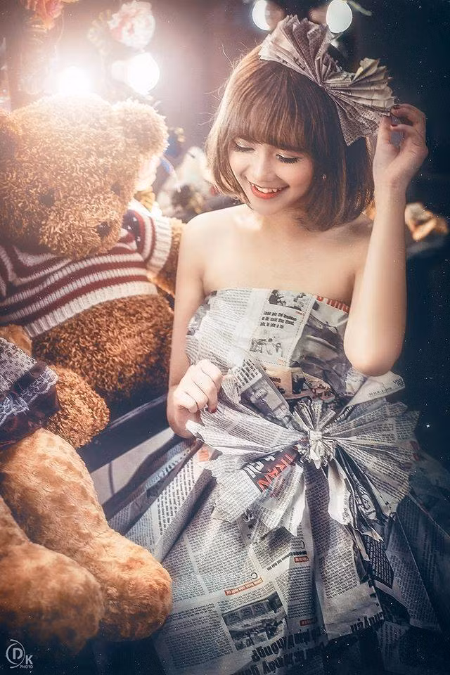 Tuy nhiên, có một số ý kiến cho rằng nhiếp ảnh gia đã sử dụng Photoshop, các phần mềm chỉnh sửa để tạo ra “chiếc váy có họa tiết giống giấy báo”. Một số không tin chiếc váy mà Mờ Naive mặc được làm thủ công và bằng chất liệu giấy báo.