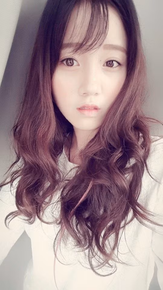 Được biết, trong thời gian đầu mới chuyển vào Sài Gòn sinh sống, học tập, Hương Linh thường xuyên bị người khác nhận nhầm là gái Hàn Quốc, Nhật Bản. Việc được bạn bè ưu ái, so sánh với Yoona đôi khi cũng gây áp lực cho Hương Linh khi thường xuyên bị người khác soi mói. 