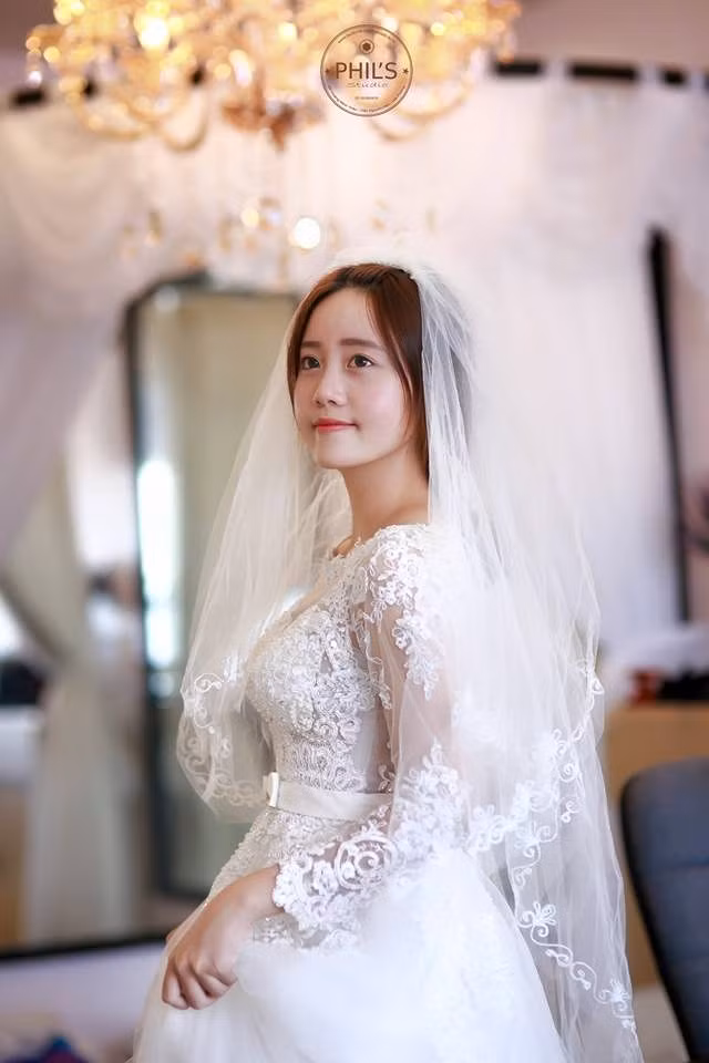 Hương Linh là cô gái quê gốc Hải Phòng nhưng đã cùng gia đình chuyển vào TP HCM sinh sống từ lâu. Cô bạn theo học tại trường Đại học Sư phạm TP HCM và được khá nhiều bạn bè, dân mạng biết đến nhờ nhan sắc khá đặc biệt của mình. 